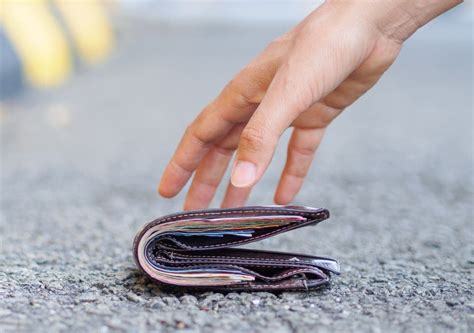 Mimpi dompet rusak Nah, kalau Anda ingin bepergian ke suatu tempat, Anda bisa menyiapkan kondom di dalam tas Anda, sehingga lebih aman dan terhindar dari gesekan dan panas tubuh