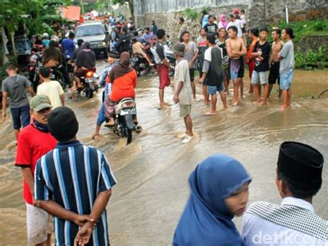 Mimpi hujan dan banjir Arti mimpi banjir di depan rumah bukan berarti menandakan rumah segera kebanjiran, meski sedang musim hujan