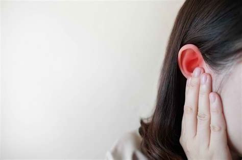 Mimpi keluar kotoran dari telinga kiri  Salah satu cara mengeluarkan kotoran telinga tanpa dikorek adalah meneteskan baby oil ke saluran telinga