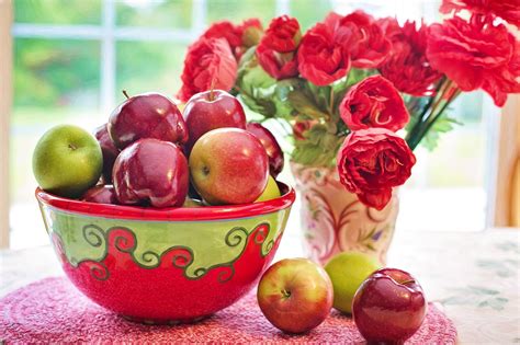 Mimpi makan buah warna merah Bermimpi tentang memetik buah apel yang berwarna merah memiliki suatu pertanda yang berkaitan dengan kebahagiaan