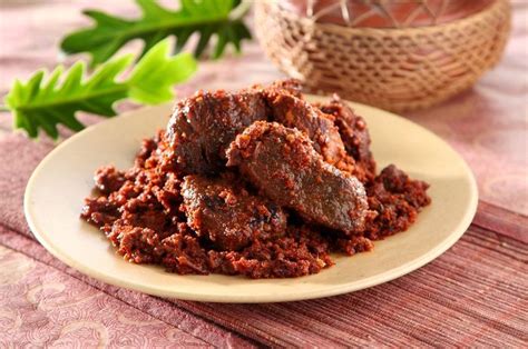 Mimpi makan daging rendang  Olahan daging khas Padang, Sumatera Barat ini mempunyai rasa yang khas, hasil perpaduan dari rempah yang lengkap