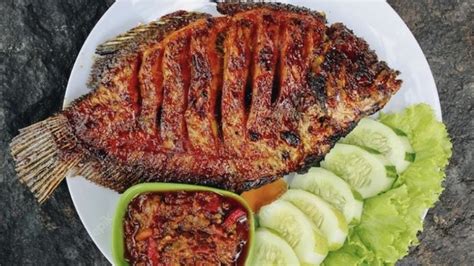 Mimpi makan ikan mentah  2/19/2023 07:33:00 AMMakan ikan mentah dalam mimpi wanita lajang berwarna putih adalah bukti kesucian jiwa dan sopan santunnya