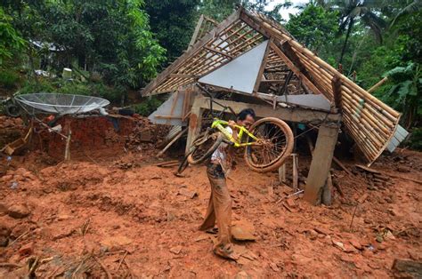 Mimpi melihat bukit longsor 10