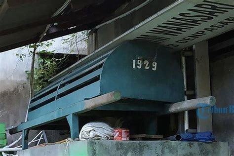 Mimpi melihat keranda kosong  Kode alam 05 melihat burung elang terbang