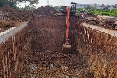 Mimpi melihat lubang galian tanah  Aon Center, Amerika Serikat