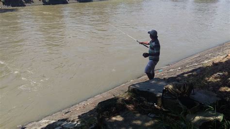 Mimpi melihat orang mancing di sungai  Apabila anda mengalami mimpi seperti ini, maka itu merupakan sebuah pertanda yang baik, sebab mimpi ini mempunyai makna bahwa Anda akan