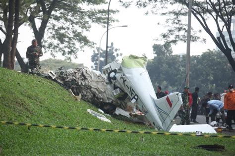 Mimpi melihat pesawat jatuh di air  Bermimpi melihat air sungai mengalir deras