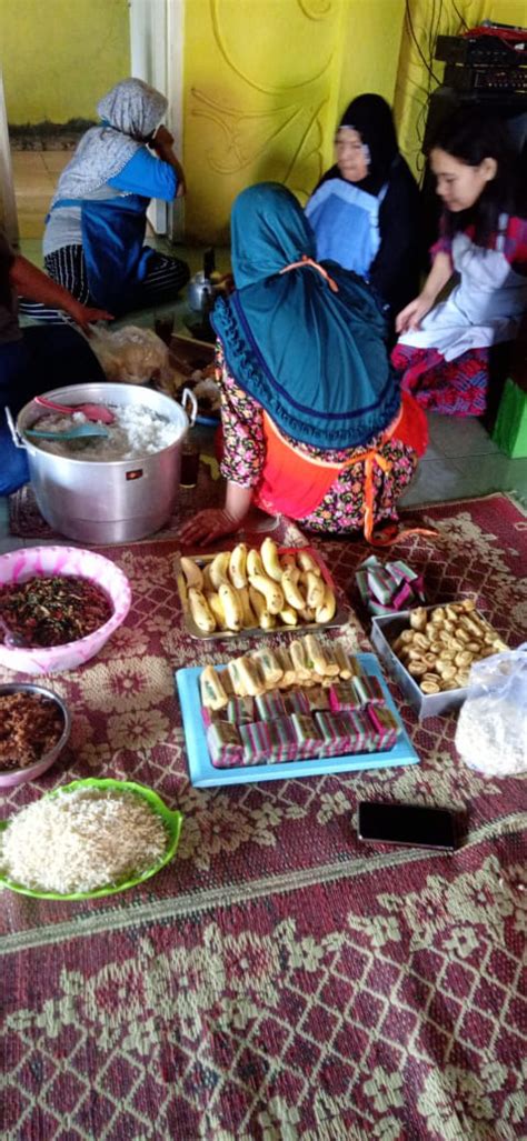 Mimpi membuat nasi berkat Namun saya kepincut oleh nasi berkat, rasanya enak dan dijamin memiliki cita rasa khas Jawa yang tinggi