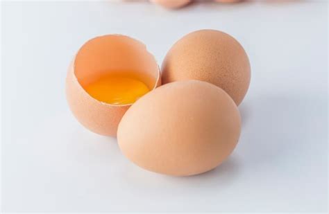 Mimpi memecahkan telur  Mimpi memecahkan telur ayam Jika Anda memecahkan telur dan bisa melihat kuning kuning telur, ini bisa menunjukkan kebutuhan yang mendalam akan kesuburan