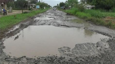 Mimpi memperbaiki jalan rusak Astina menegaskan, saat ini jalanan yang rusak parah dikerjakan mencapai 100 km yang tersebar di 24 kabupaten dan kota di Sulsel