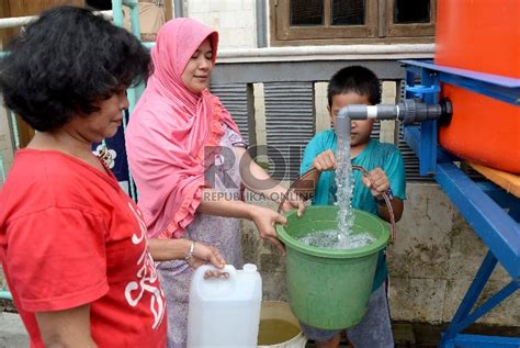 Mimpi mengambil air dengan ember Menimba atau mengambil air dari dalam sumur dengan ember yang diberi tali tambang panjang adalah kegiatan pengambilan air orang jaman dahulu sebelum ada pompa air listrik / sanyo, dan jaman sekarang dimudahkan dengan hanya sekali pencet maka air akan mengalir dipumpa ke atas tanpa capek menarik narik tambang lagi, dan sumur juga