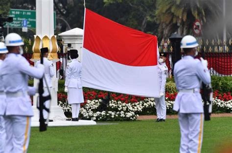 Mimpi mengibarkan bendera merah putih  JAMBI, KOMPAS