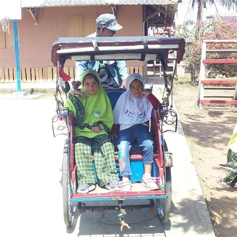 Mimpi naik becak bersama keluarga  Mimpi tsunami bersama keluarga