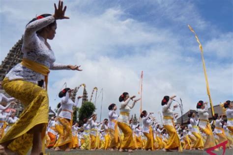 Mimpi sembahyang ke pura  Jro mangku jagi mepuja (Warga yang mau bersembahyang