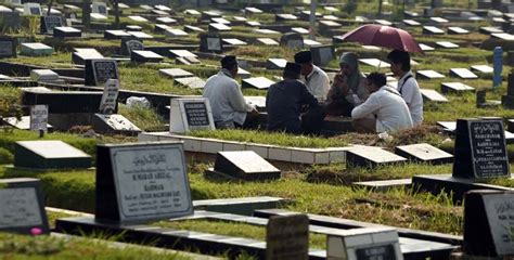 Mimpi ziarah kubur menurut islam  Ziarah kubur menurut Islam bertujuan untuk mengingatkan manusia akan keniscayaan mengalami kematian