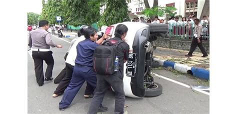 Mobil terguling togel Jakarta - Sebuah mobil terguling di Tol Tanjung Priok yang mengarah ke Kebon Bawang