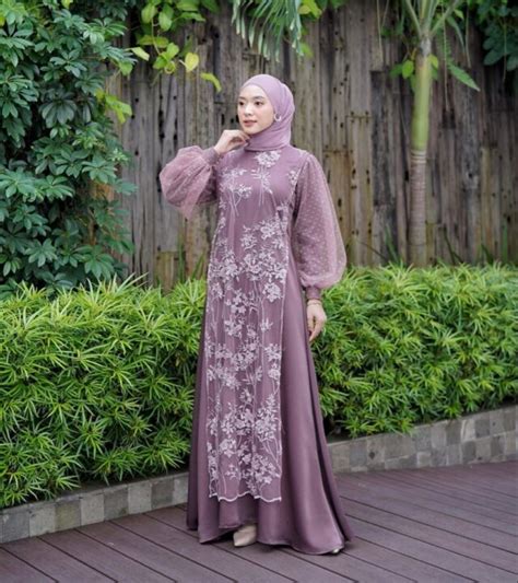 Model brokat lengan balon  Outer ini bisa dilepas dan dipasang kembali dengan mudah, sehingga bisa dipadukan dengan berbagai macam gamis