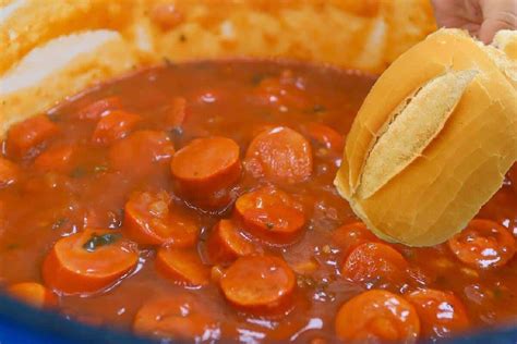 Molho de cachorro quente cremoso  Depois disso, divida o purê entre os pães e acrescente uma salsicha em cada um deles