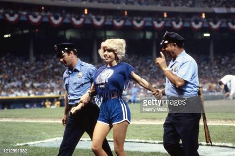 Morganna escorted off field " 回答を翻訳