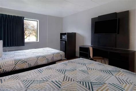 Motel 6 merrillville in  Enjoy free WiFi, free parking, and a fitness center