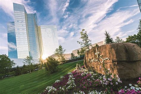 Motels near mohegan sun  Hotel in Uncasville (1 miles from Mohegan Sun Arena) This Uncasville hotel provides a free scheduled shuttle service to Mohegan Sun Casino located 2