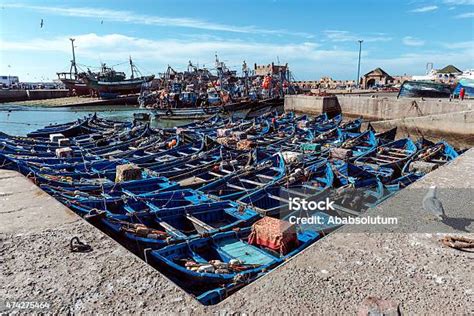 Motif perahu nelayan COM - Perahu milik Kadek Sunarna (45) nelayan asal Banjar Dinas Punduh Sangsit, Desa Bungkulan, Kecamatan Sawan, Buleleng yang dikabarkan hilang sejak Senin (28/8) ditemukan terdampar di sebelah timur Pulau Gili Genting, Kabupaten Sumenep, Jawa Timur