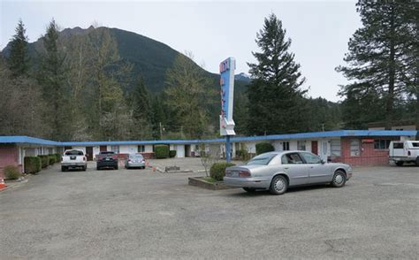 Mount si motel com!Located one mile east of downtown North Bend the Mt Si Motel is nestled in the foothills of the Cascade Mountains in the heart of the Snoqualmie Valley within minutes of amazing alpine hiking and mountain biking