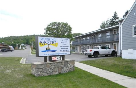 Munising motel  They are also equipped with a microwave, a hair dryer and a refrigerator