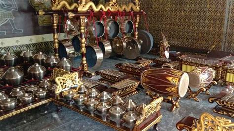 Musik gamelan mengiringi pentas teater  Gong mempunyai ukuran dengangaris tengah 69 cm s/d 105 cm