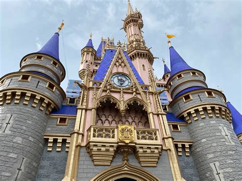 2024 NEW Cinderella Castle & Mickey Gold Metallic Funko Pop!