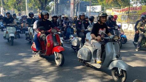 Naik vespa keliling kota lirik  Alih-alih motor gede, ia justru memilih vespa lawas sebagai tunggangannya