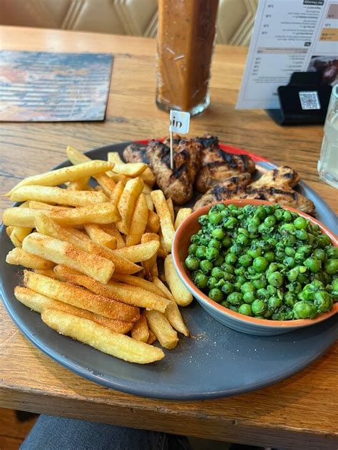 Nandos gatwick reviews London Rd, South Terminal, Gatwick Airport RH6 0NP Horley, UK