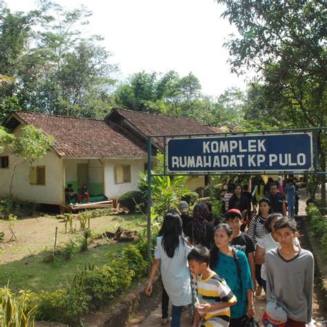 Naon mimitina agama masyarakat kampung adat pulo Kampung Adat Pulo awalnya merupakan sebuah desa kecil yang dibangun oleh orang-orang dari Jawa Tengah dan Jawa Timur pada tahun 1400-an