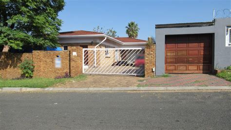 Nedbank houses for sale  R 1 180 000 3 Bedroom House Greenhills 7 Denne Avenue This home offers 3 bedrooms, 2 bathrooms (main en-suite), lounge, dining room, open plan