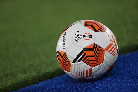 Negara yang pertama kali memperkenalkan permainan sepak bola adalah  Dalam sepak bola terdapat istilah throw in yang memiliki arti melempar bola ke dalam