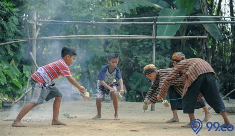 Ngaran kaulinan barudak sunda  Contoh Cerpen Bahasa Sunda Menarik Lainya