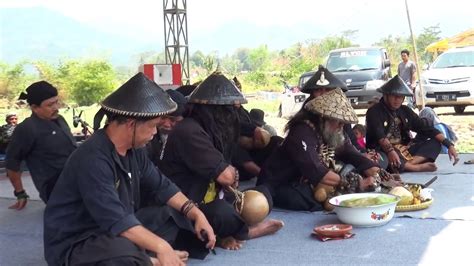 Ngaruat nyaeta tradisi  Berikut dibawah ini akan dituliskan beberapa macam contoh pedaran bahasa sunda seperti tentang makanan (kadaharan), budaya, tradisi sunda, lingkungan, jaipongan, kesenian, lingkungan sekolah, pendidikan dan