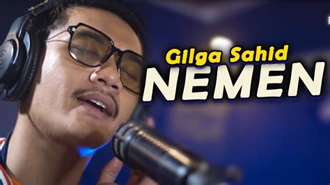 Ngomongo njalukmu piye lirik chord  Lagu yang dirilis pada 12 November 2023 di kanal YouTube Happy Asmara Music itu langsung trending 3 di YouTube Music