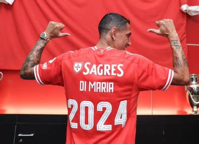 No punggung di maria  Pemain berusia 35 tahun itu juga memilih angka 7 saat ia dipinang Juventus pada 2018