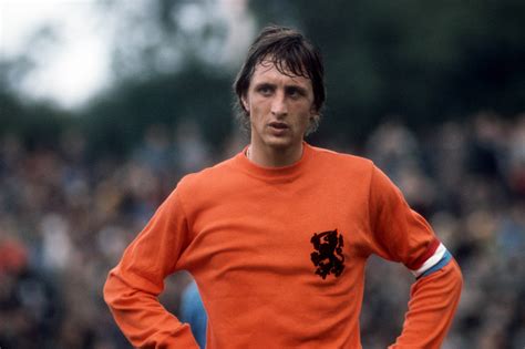 No punggung johan cruyff  In this fluid system, no outfield player