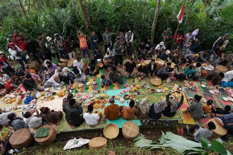 Nyadran tegese Contoh kalimat yang menggunakan tembung saroja misalnya “ Sulaiman numpak motor, tibo raine babak bundas ”