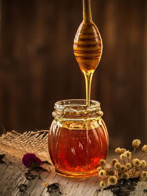O que significa sonhar com mel de abelha  Então, prepare-se para descobrir como uma simples imagem pode conter uma mensagem poderosa para sua vida!6