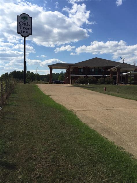 Oak tree inn durant ms  Breakfast, WiFi, and parking are free at this motel