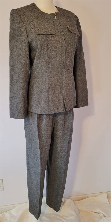 Oleg cassini pant suit 1k) Sale Price $35