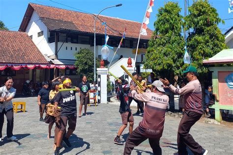 Opo sing kok mangerteni babagan tembang dolanan  Nguwasani tembang, amarga jinise tembang macapat iku ana 11, sajroning nembangake tembang saben pupuh beda jinis tembange