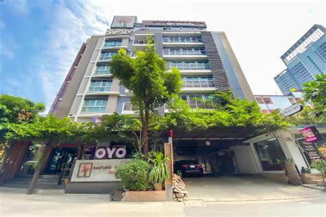 Oyo 386 phuket iyh island boutique hotel  It features a 24-hour front desk and a tour desk as well