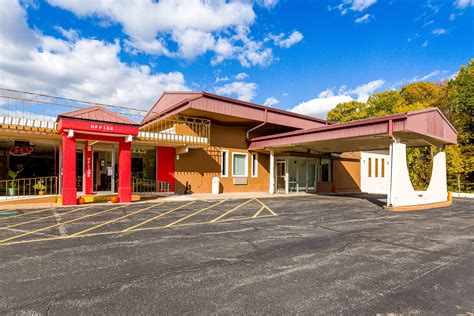 Oyo moline  Super 8 by Wyndham East Moline: A 24-hour business center along with freebies like breakfast, WiFi, and parking are available during your stay