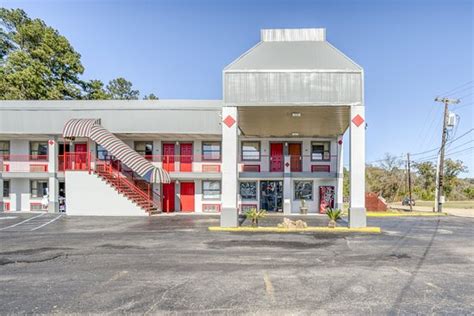 Oyo pineville la  Enjoy free WiFi, free parking, and a 24-hour front desk