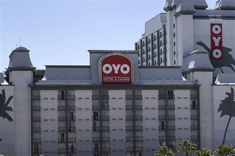 Oyo resort fee Bangi Resort Hotel features rooms with a private balcony, offering views of the golf course or landscaped outdoor pool