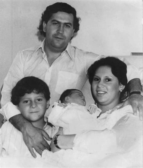 Pablo escobar inés berrío  Nonni paterni: Pablo Emilio Escobar e Sara María Echeverri